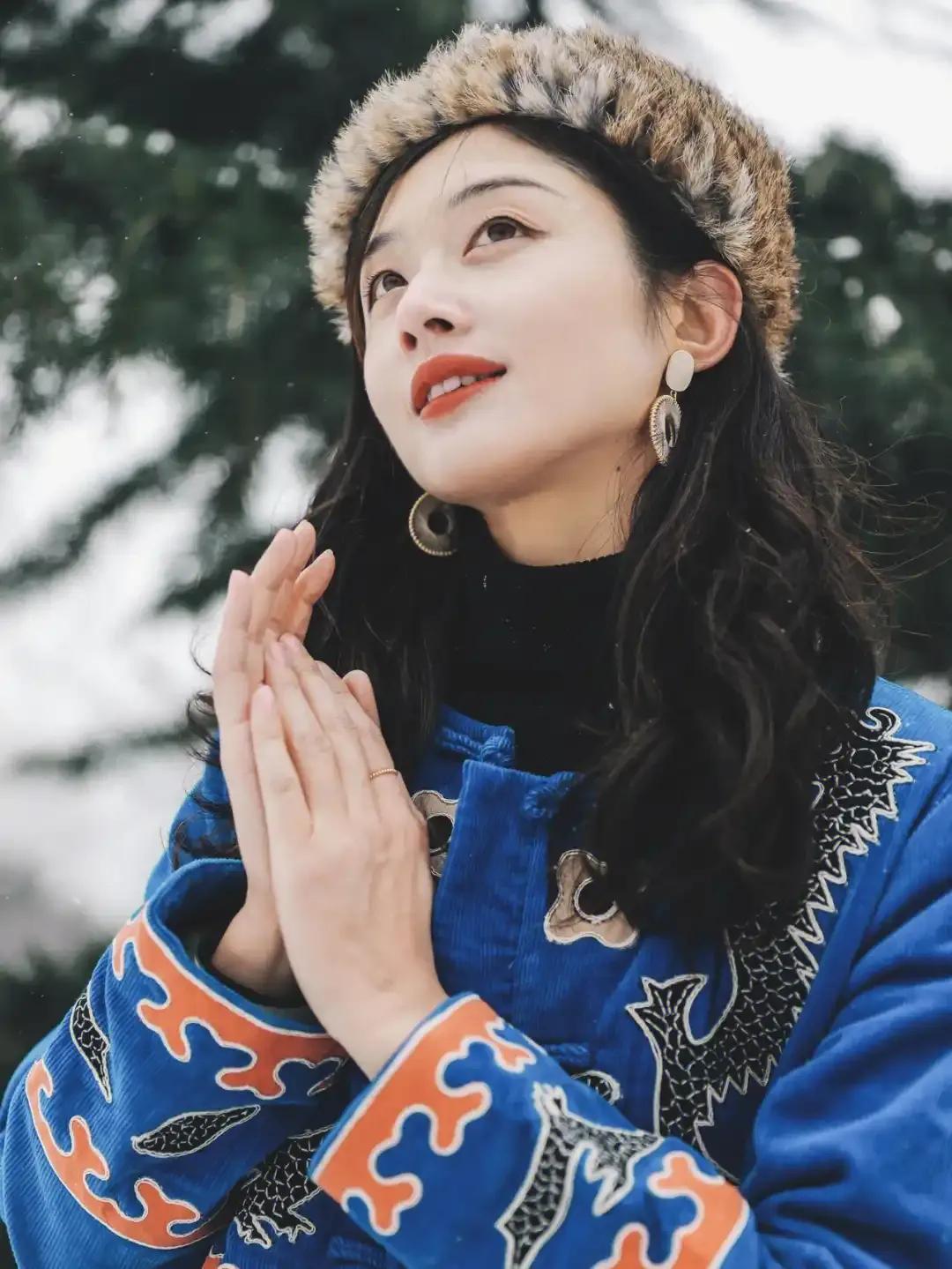上联：莫思身外纠结事；
下联：？？？