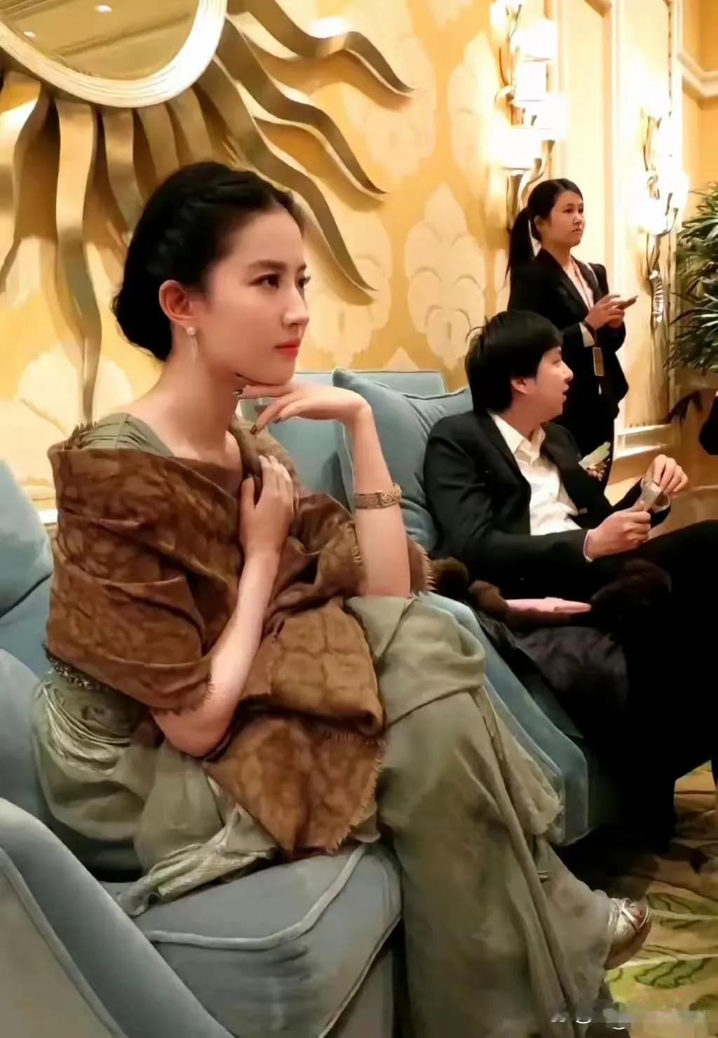 刘亦菲最近是实火，咋看咋顺眼，到哪都受关注！
特别是静态美，很惊艳！