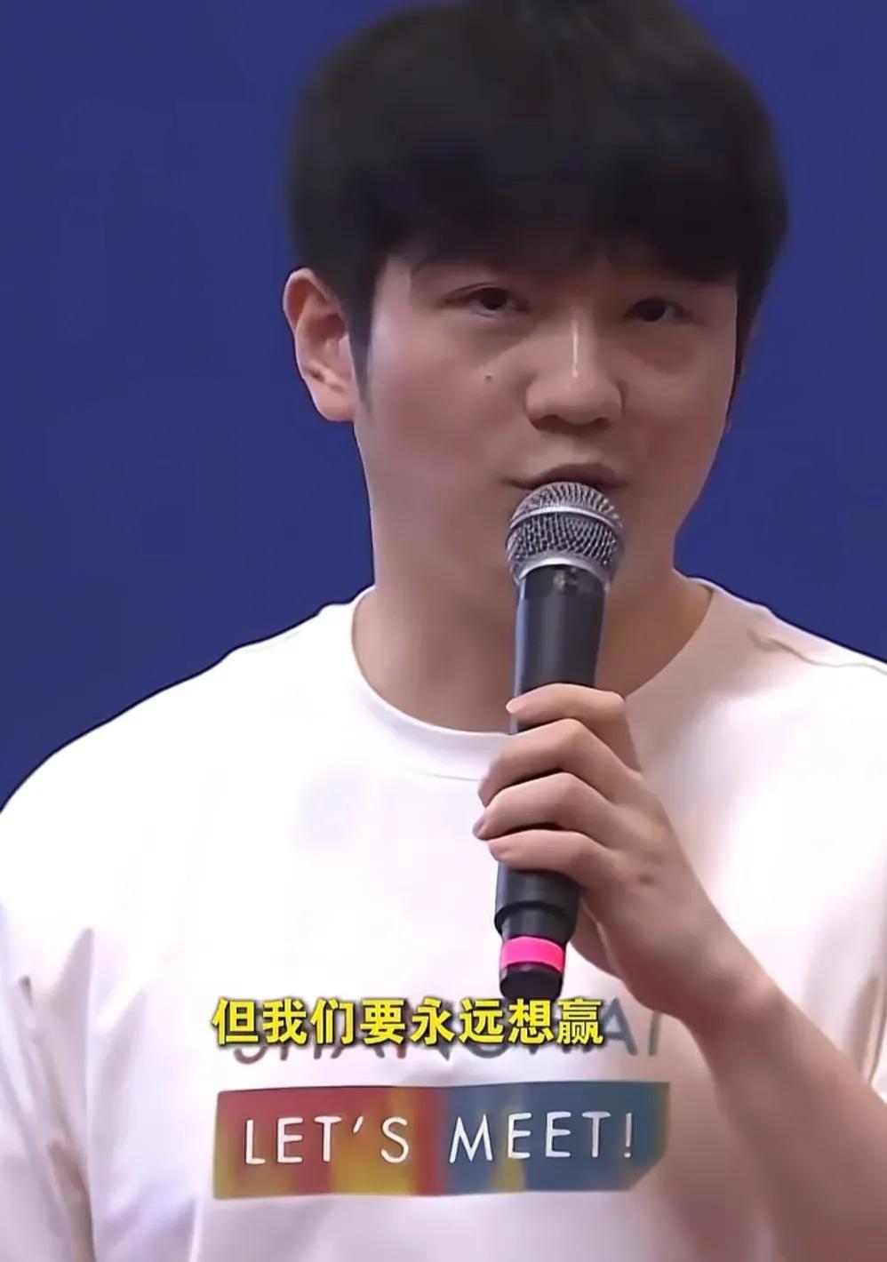 今天上海乒乓球嘉年华，樊振东跟徐寅生、施之皓等乒乓前辈一同亮相，现场气氛相当热烈
