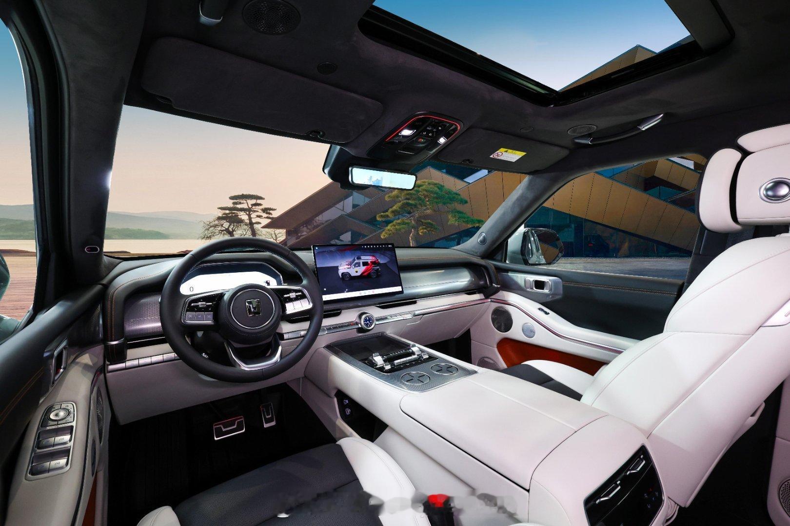 坦克 700 的样子属于那种越看越好看的类型，行走在路上辨识度很高，一眼就被认出