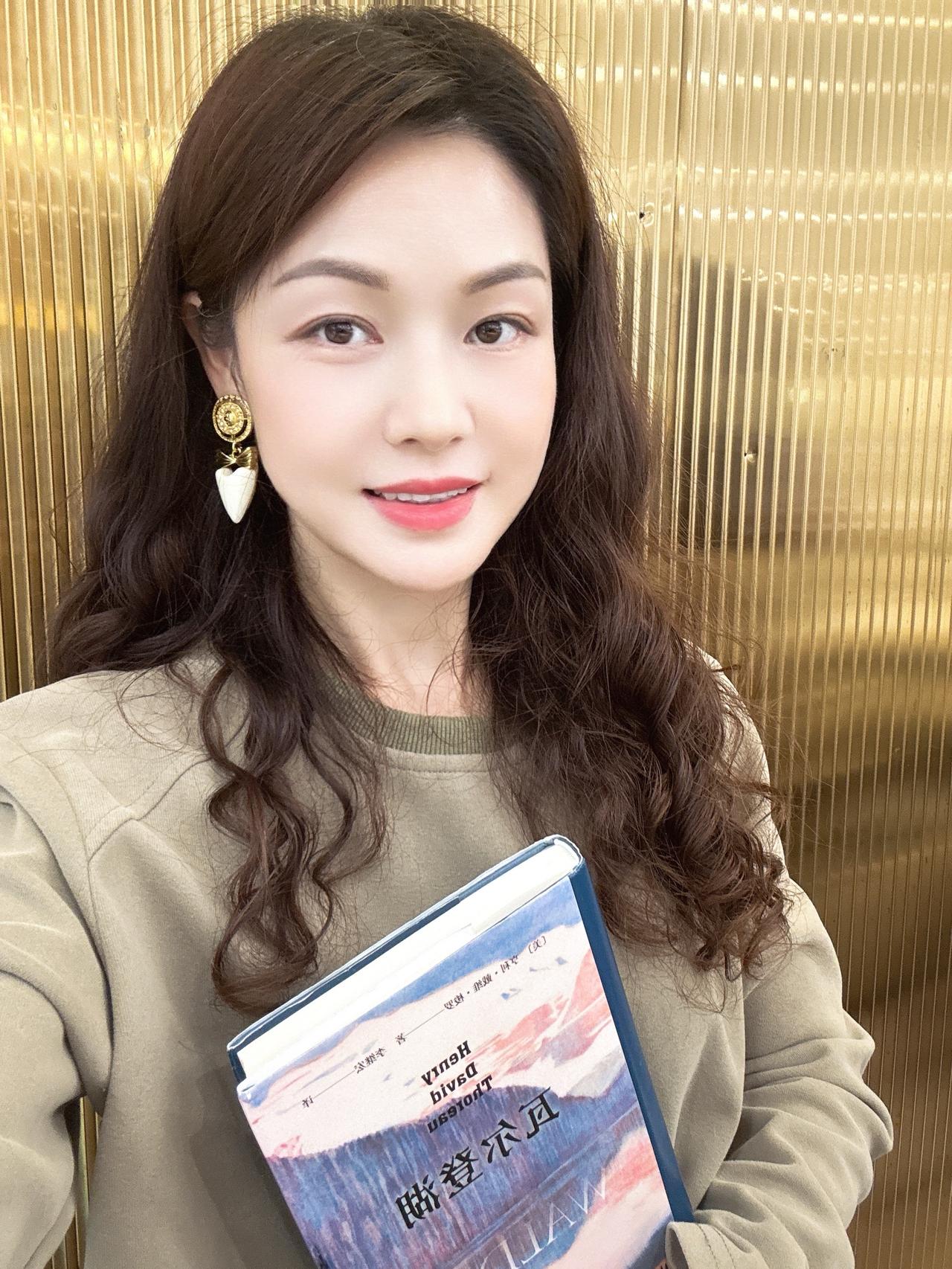 《瓦尔登湖》非常喜欢的一本书，读书写笔记是我的习惯。
梭罗两年湖畔独居，把生活过