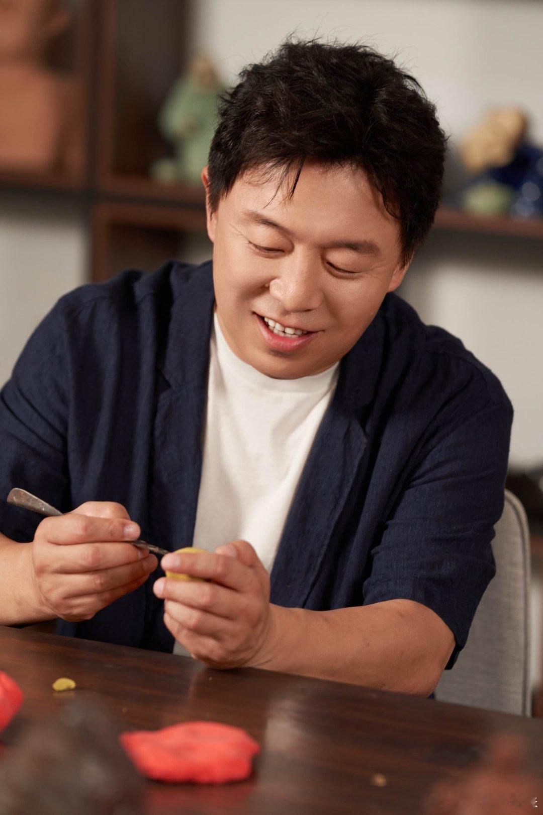 黄渤半瓶子的快乐哲学在《热浪之外》第二季的对话中，黄渤向鲁豫展示了一个演员之外的