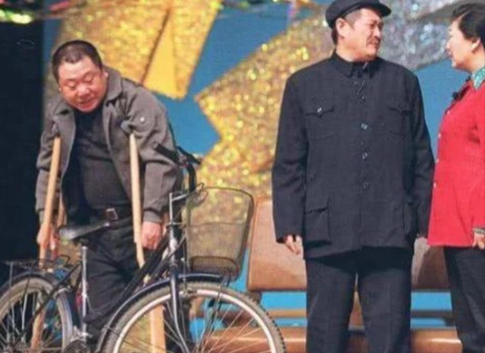 有一次，赵本山领着范伟商演，七场42万，分给范伟7000，高秀敏看不下去了：“哥