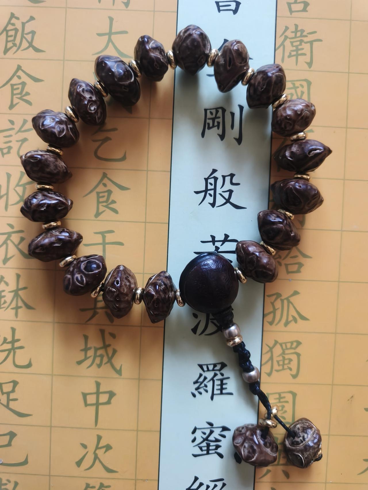 这个手串（如图）怎么样重新整装的三个串儿，昨天得到的鬼脸18籽，紫金鼠27手持。