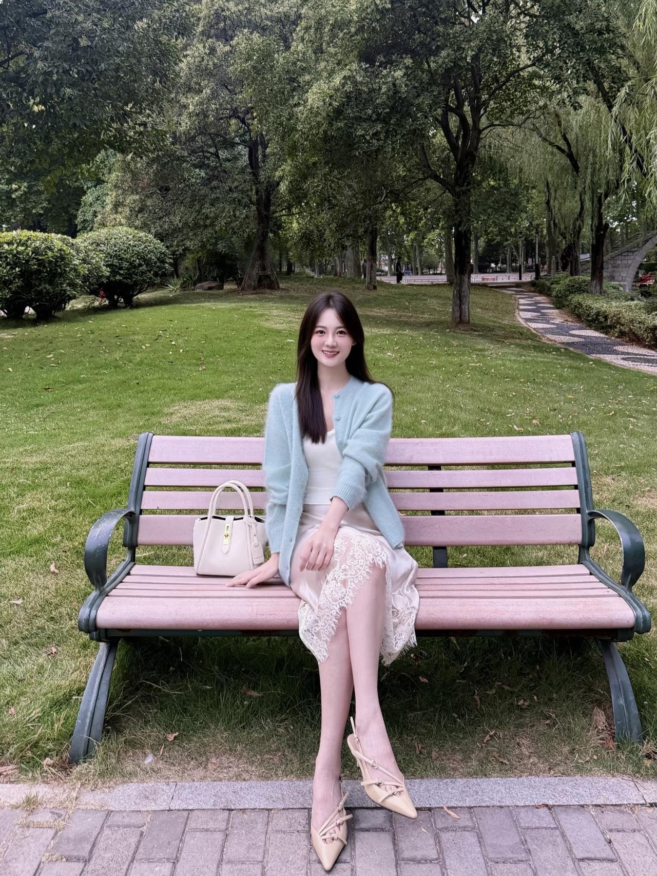 前阵子下班绕路去巷口买冰粉，刚拐过老梧桐树的树荫，刚好撞见个穿白T恤的姑娘蹲在路