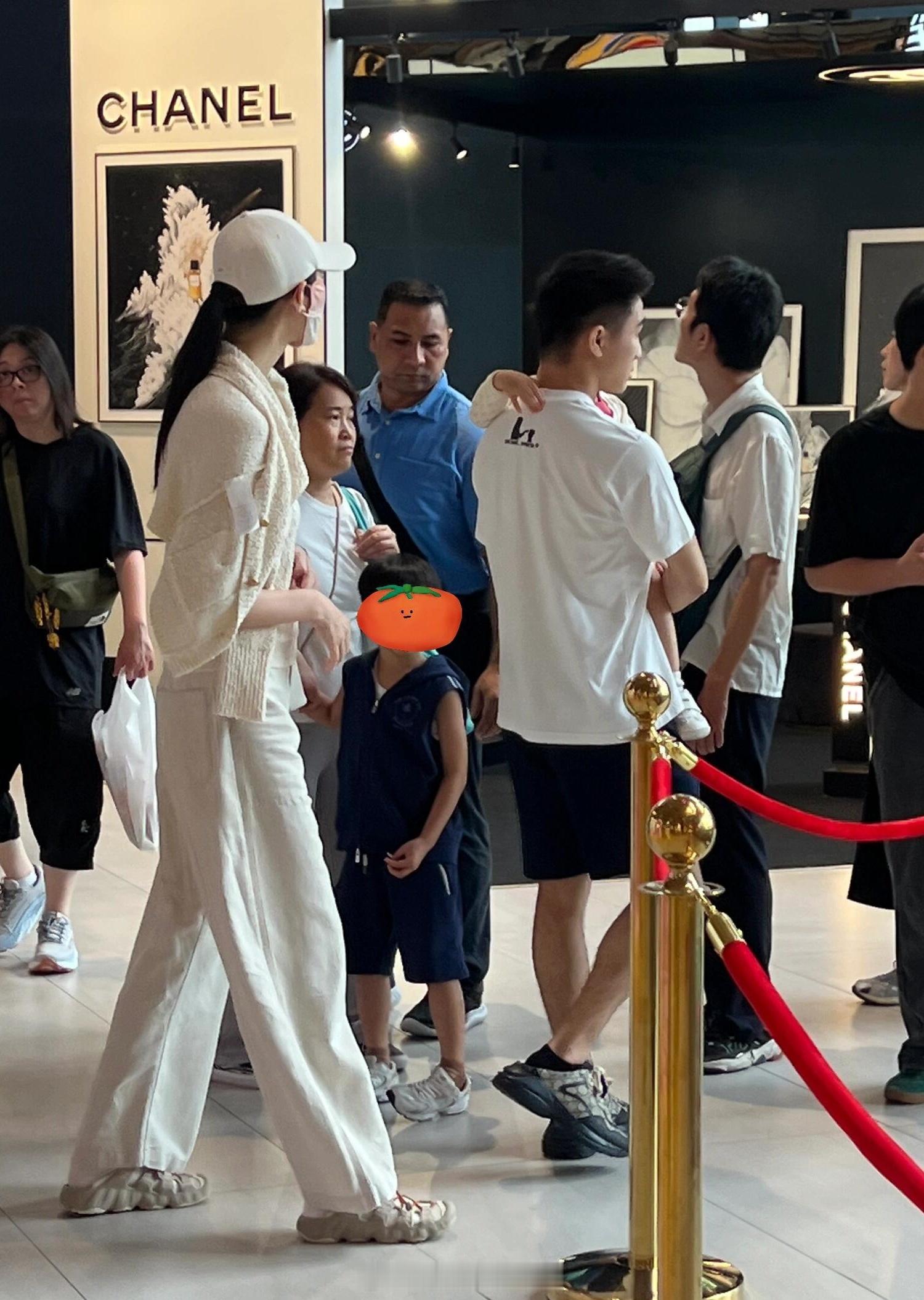 #奚梦瑶儿子学网球##奚梦瑶儿子学网球晒黑了#奚梦瑶五岁儿子学网球 ​​​