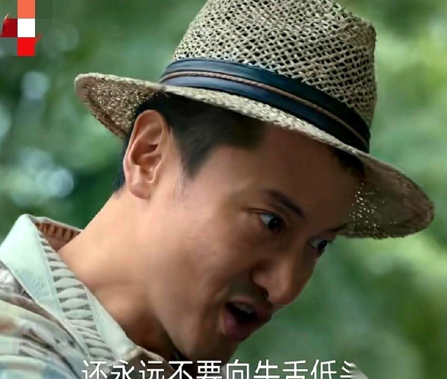 看了《低智商犯罪》里的周荣，我算明白了什么叫“天选倒霉蛋”。
手下三个兵，一个把