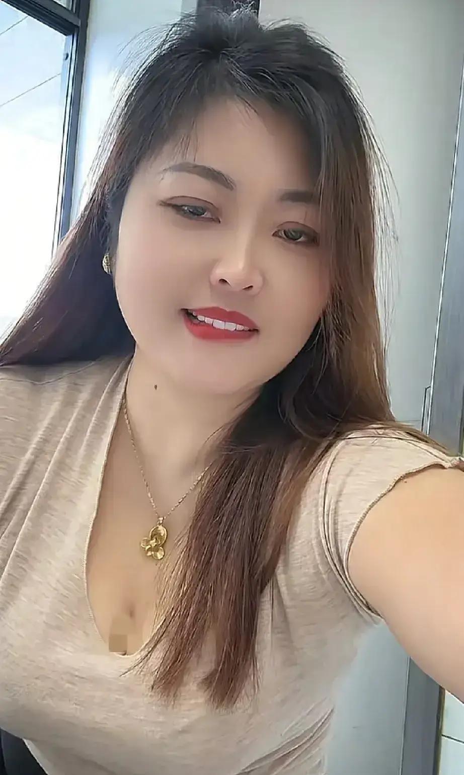 85后姐姐在小红书写下“41岁，早不会撒娇”，一句话把同龄人看哭。
她说出事第一