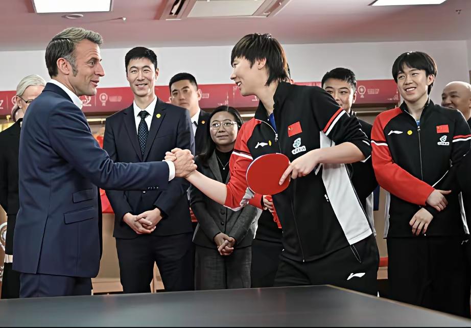 法国总统马克龙先生这是和曼昱掰手腕吗？掰手腕不应该是跟男孩子嘛！你跟王楚钦握手的