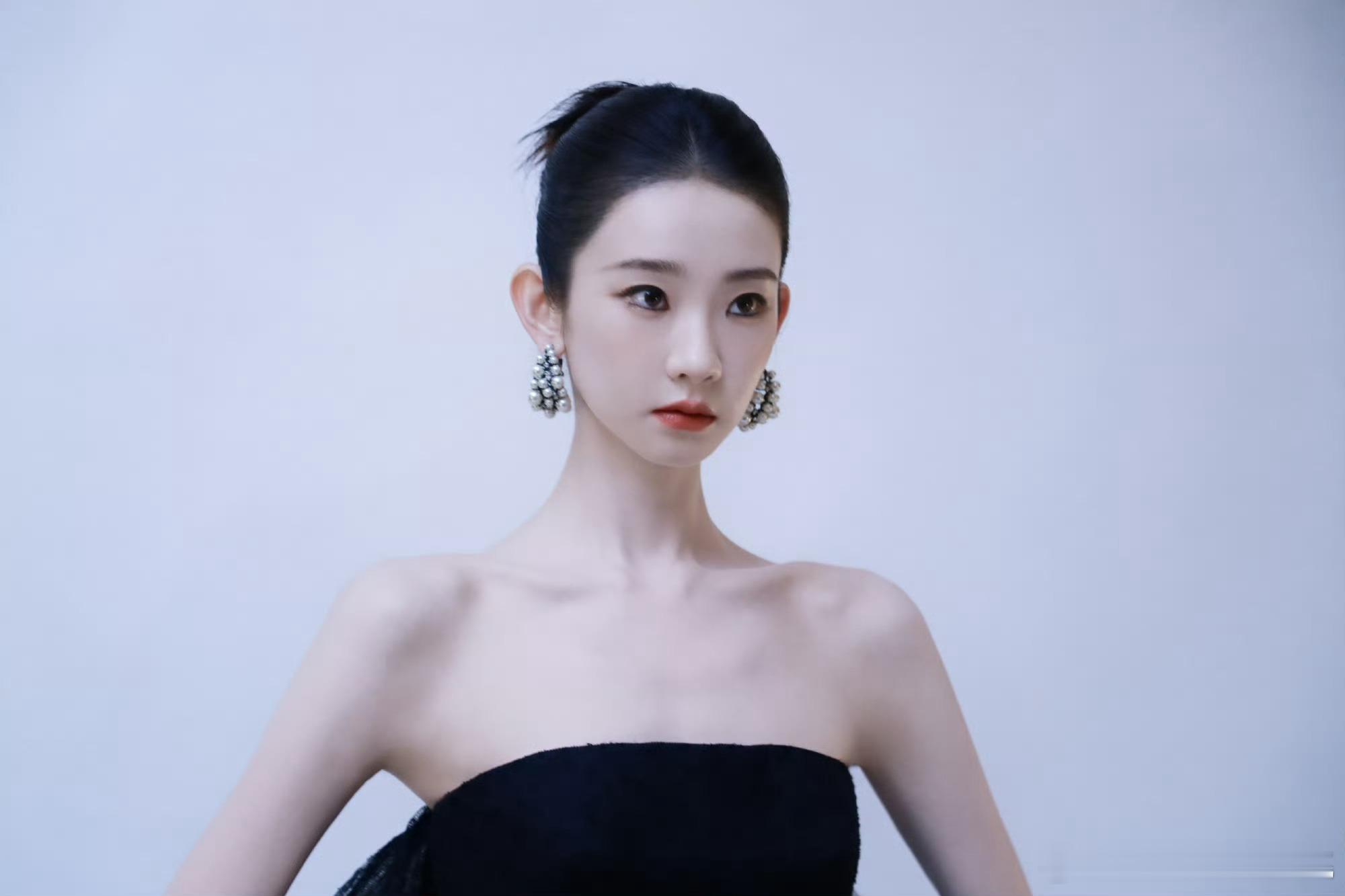 张艺凡一组小黑裙时尚大片碎片💃🏻手长脚长高贵的黑天鹅🦢 ​​​