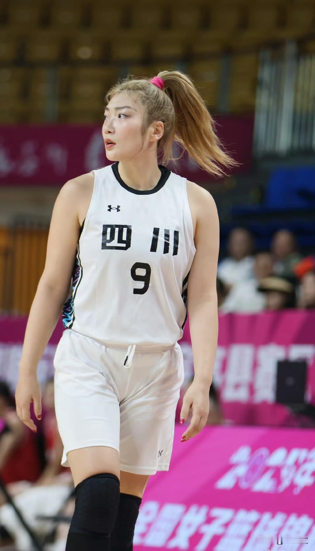 现在还拿李梦出国打球赚高薪说事纯粹是自欺欺人！
李梦和四川女篮俱乐部就降薪续约陷