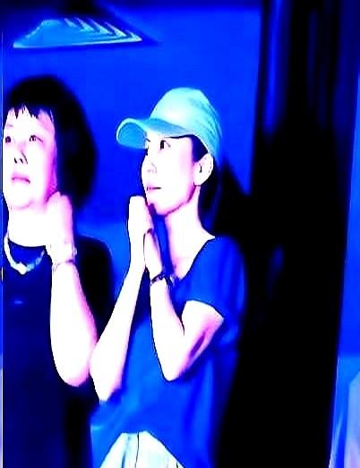 扎个丸子头，白T恤素面朝天，王菲就这么悄悄坐在了谢霆锋演唱会的包厢角落。

“哈