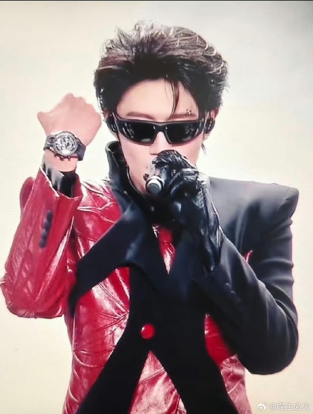 朱志鑫solo全身广告位 朱志鑫在青岛演唱会solo舞台上凭Prada墨镜、Fr