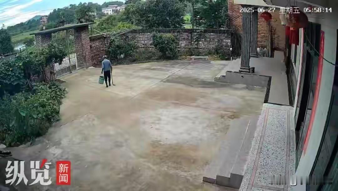 监控，或已是子女和老年父母联系的唯一纽带。
相信现在绝大部分人家里都装了监控。特