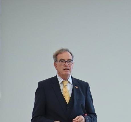 德国教授点破真相：中美根本打不起来，打了也白打！

布鲁姆的分析强调中美经济联系