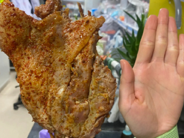 鹅腿阿姨卖的是鸭腿 火遍清北的鹅腿阿姨瞒了十几年，招牌叫鹅腿，卖的全是鸭腿，被举