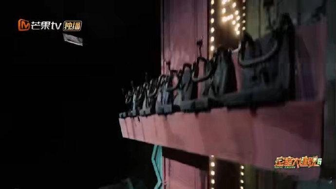 #密逃这期是在游乐园#《密逃》每期的场景设计都会给人惊喜，这期的游乐园场景超绝氛