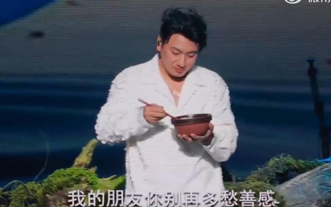 海来阿木边吃长沙米粉边唱歌长沙演唱会现场秒变自助餐厅，海来阿木边唱《广西爱情故事