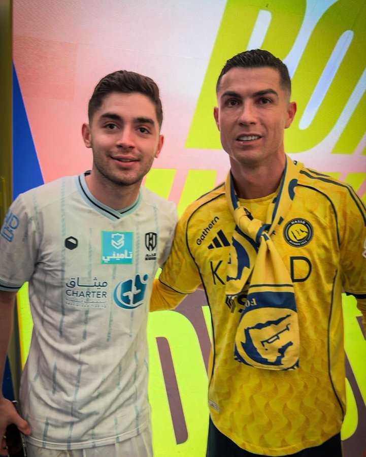 C罗 又一个阿科多球员和 C 罗合影 