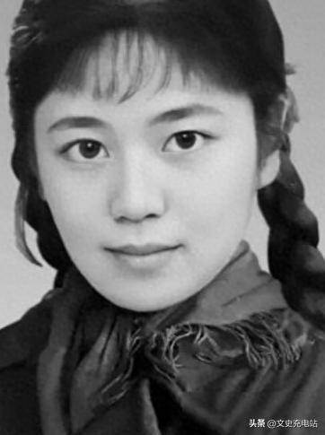 1977年，知青于文娟返城，恋人跟着列车狂奔，她擦干眼泪，大喊道：“别追了，我们