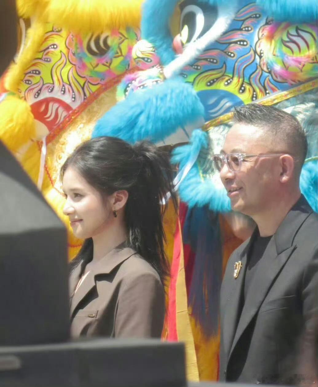 张婧仪眉骨阴影 张婧仪的高眉骨甚至可以给眼睛防晒，所以她能在太阳底下睁开眼[跪了
