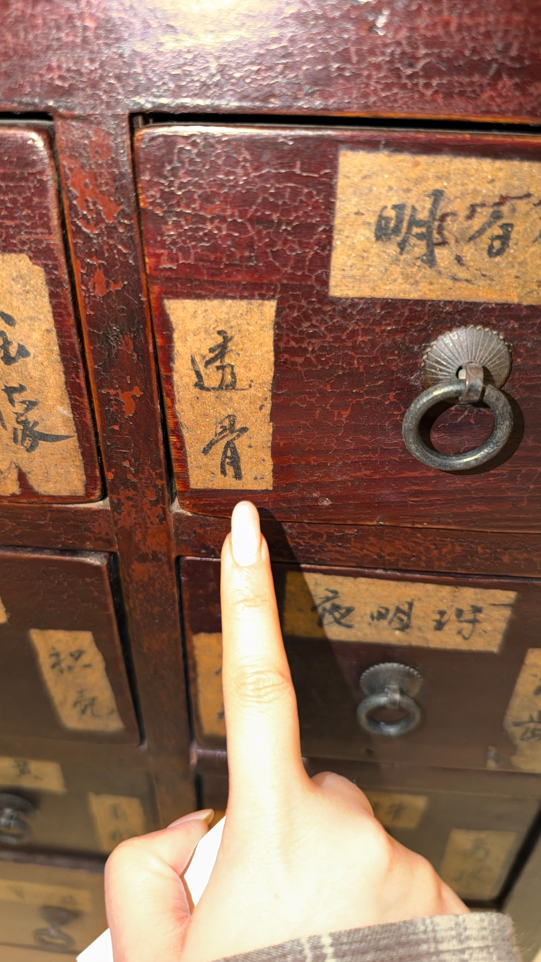 回房间了！但是刚才发现我房间门口有这玩意儿👇透骨…虎骨…这酒店确实很有设计感，
