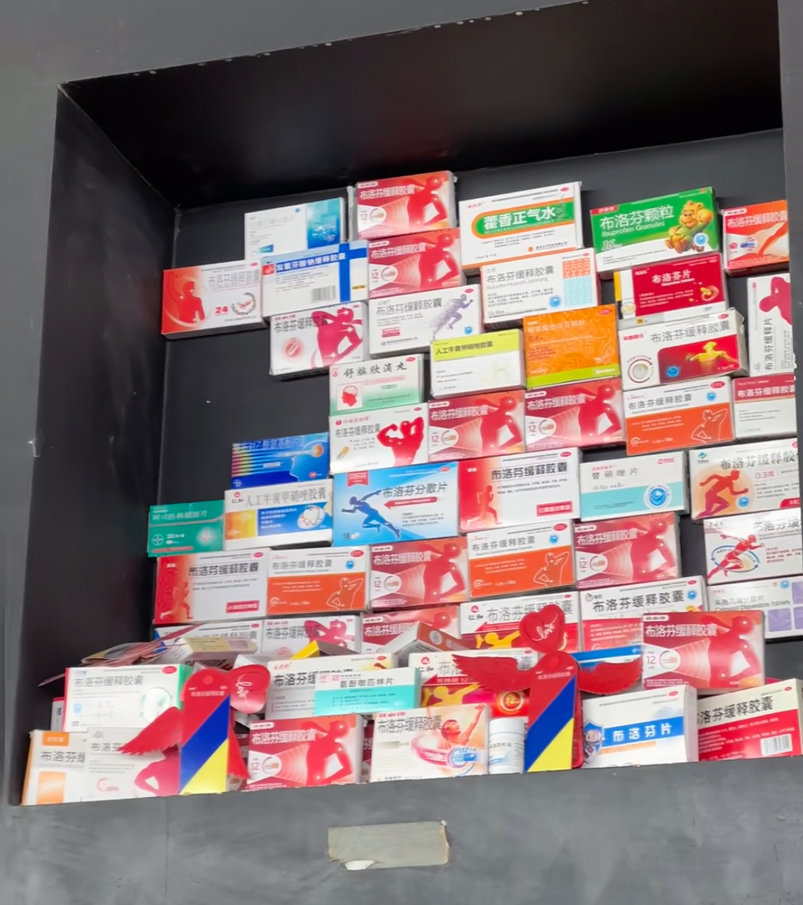 曹操墓前是布洛芬诸葛亮是高铁票曹操墓前堆布洛芬，主打一个专治“头风”；诸葛亮墓前