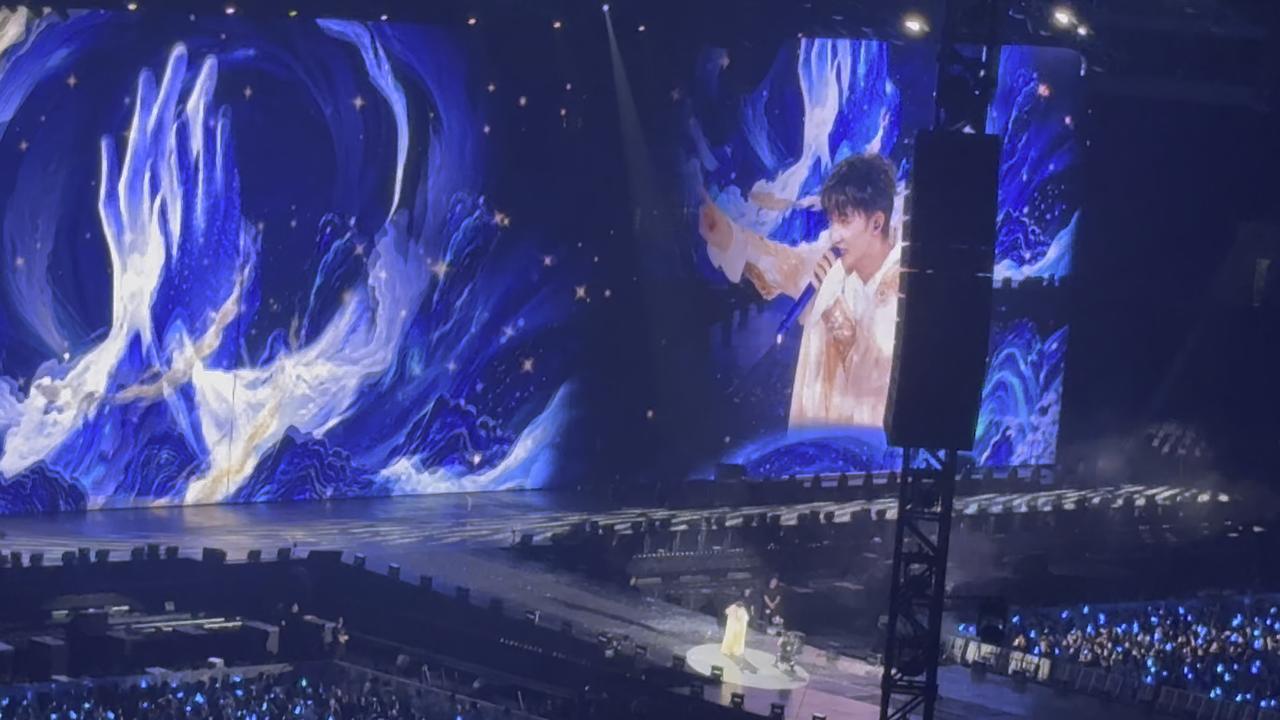 “上座率全靠吹”。
 
现在的演唱会市场居然成了“上座率全靠吹”的笑话。有些歌手