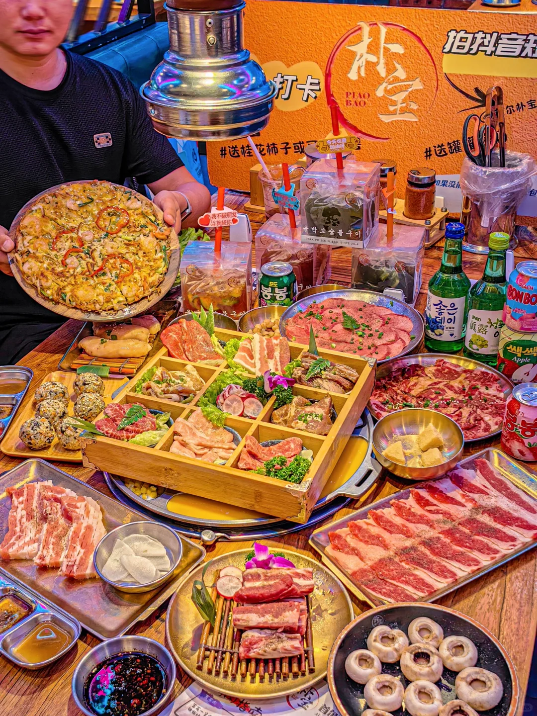 平常来这家烤肉店，我俩都是认认真真吃肉，今天是高高兴兴碰杯！因为他家出...