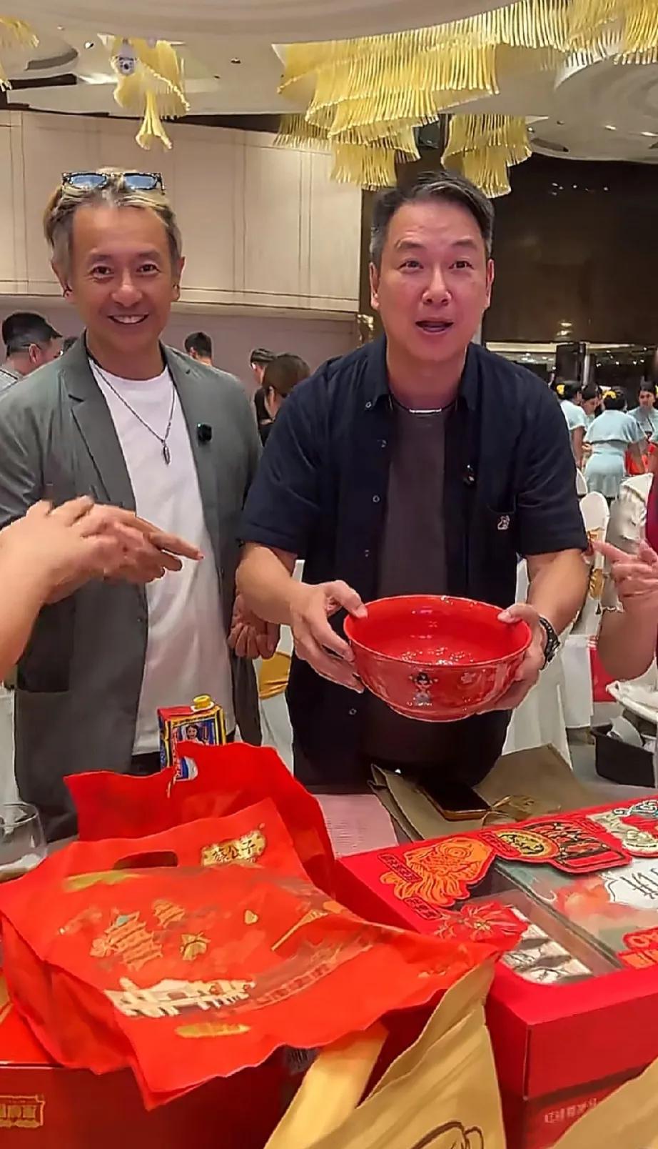 香港男星回家乡泉州重建老房子，圈中好友专程来探望，两人走街串巷品尝地道闽南美食！