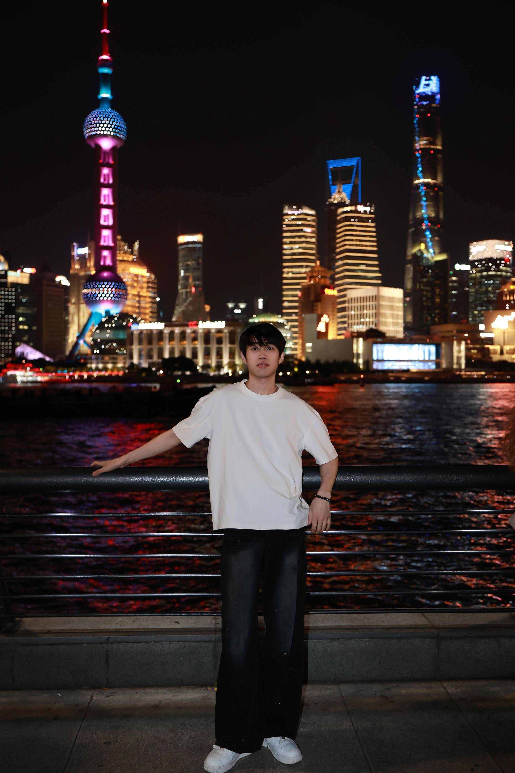 外滩免费游客照。也是好久没去外滩拍照了 最开始接触摄影的地方 📷：佳...