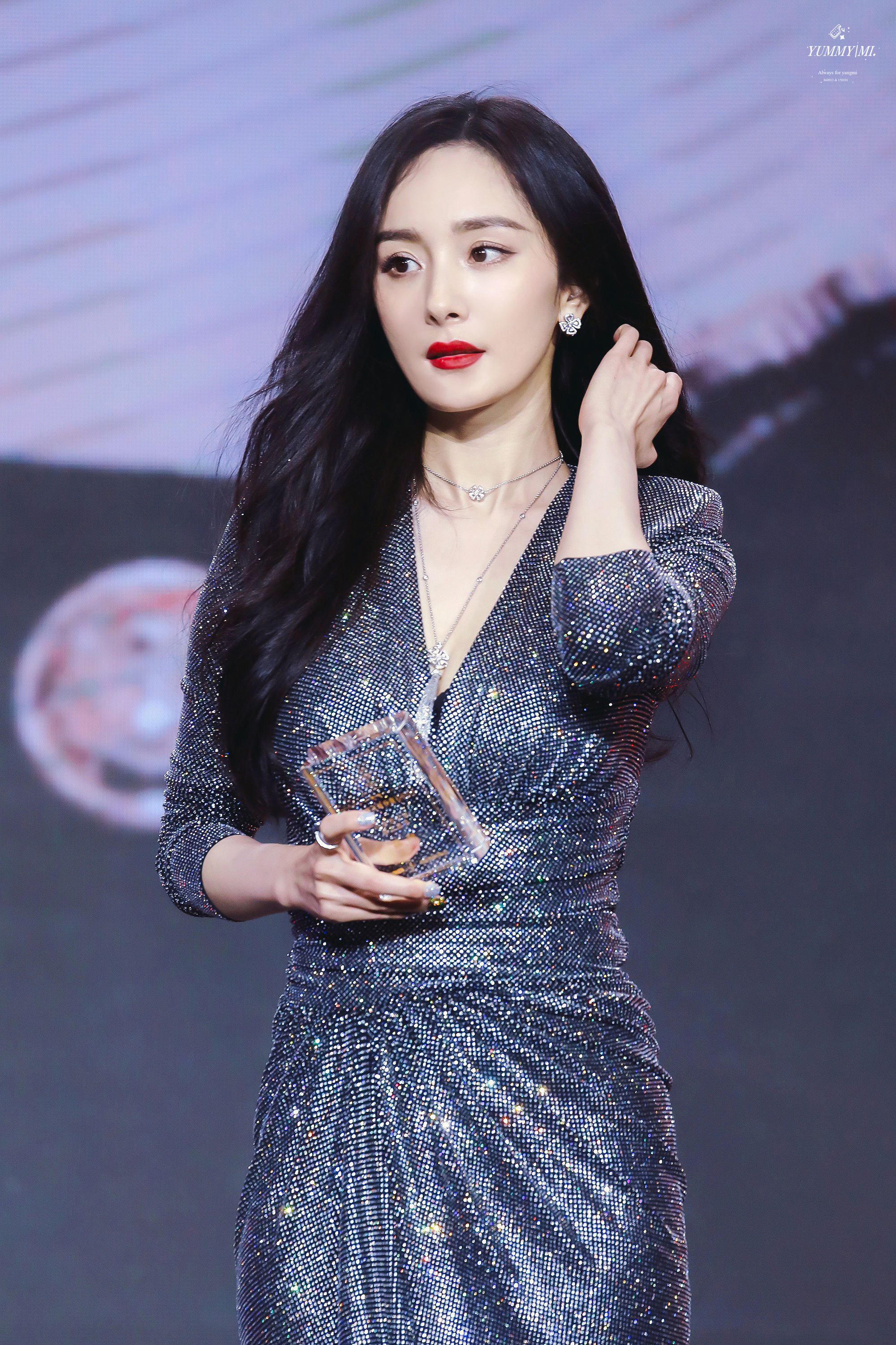 杨幂银光闪闪的礼服裙格外耀眼 ​​​