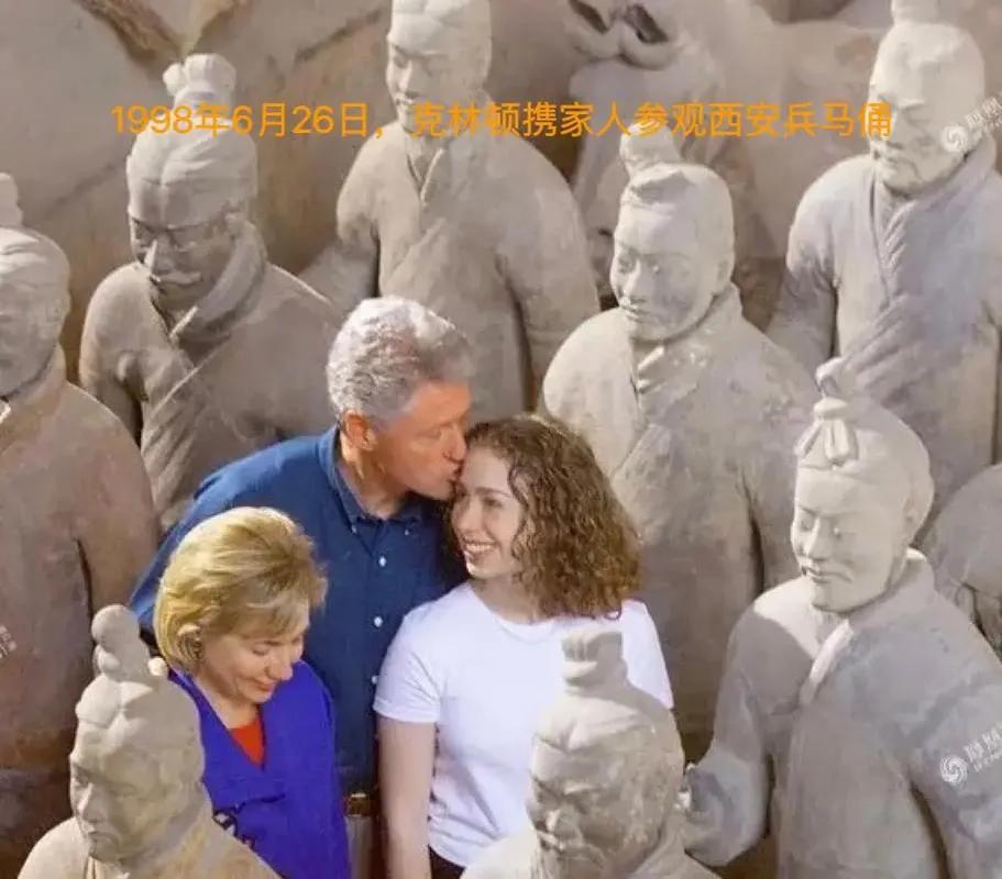 26年前的今天，1998年6月26日，西安，美国总统克林顿、夫人希拉里和他们的女