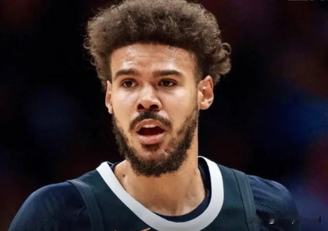 此前NBA记者Shams报道掘金球员卡梅伦-约翰逊因右膝盖挫伤，将缺战一段时间，