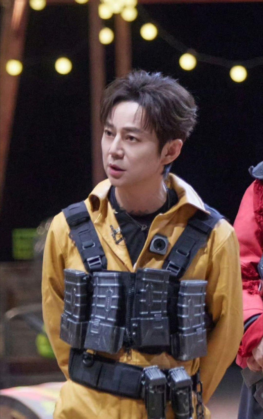 何老师本来破案就烦大侦探 何老师在那认真选点，三个人在旁边起哄指别的地方。关键是