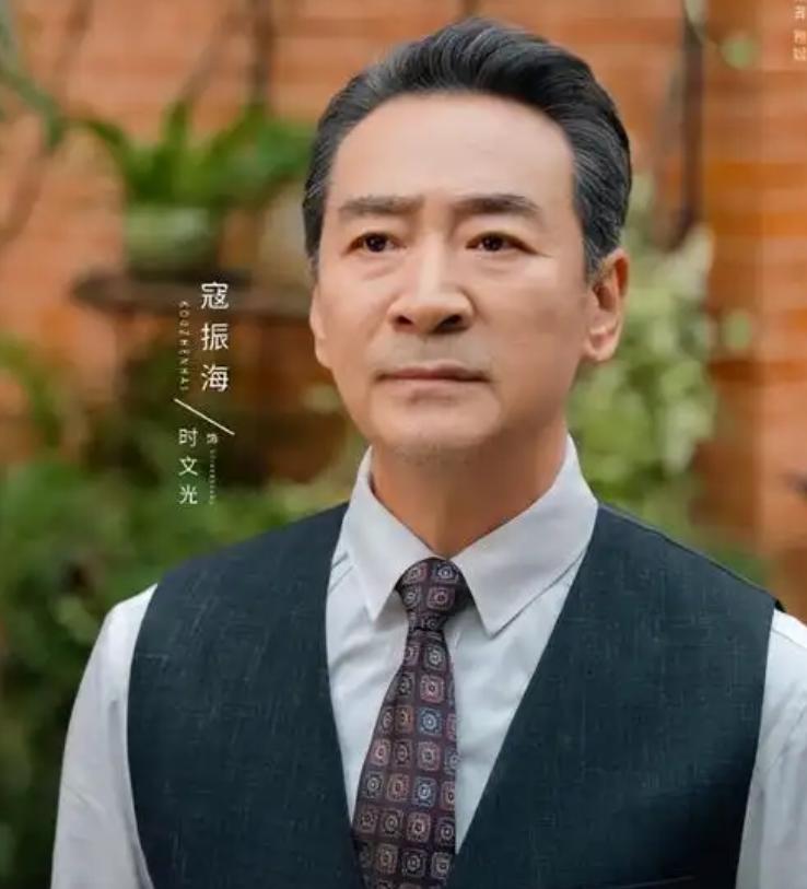 2003年，49岁的寇振海向演员李婷表白，李婷拒绝的说：寇老师，你比我大25岁，