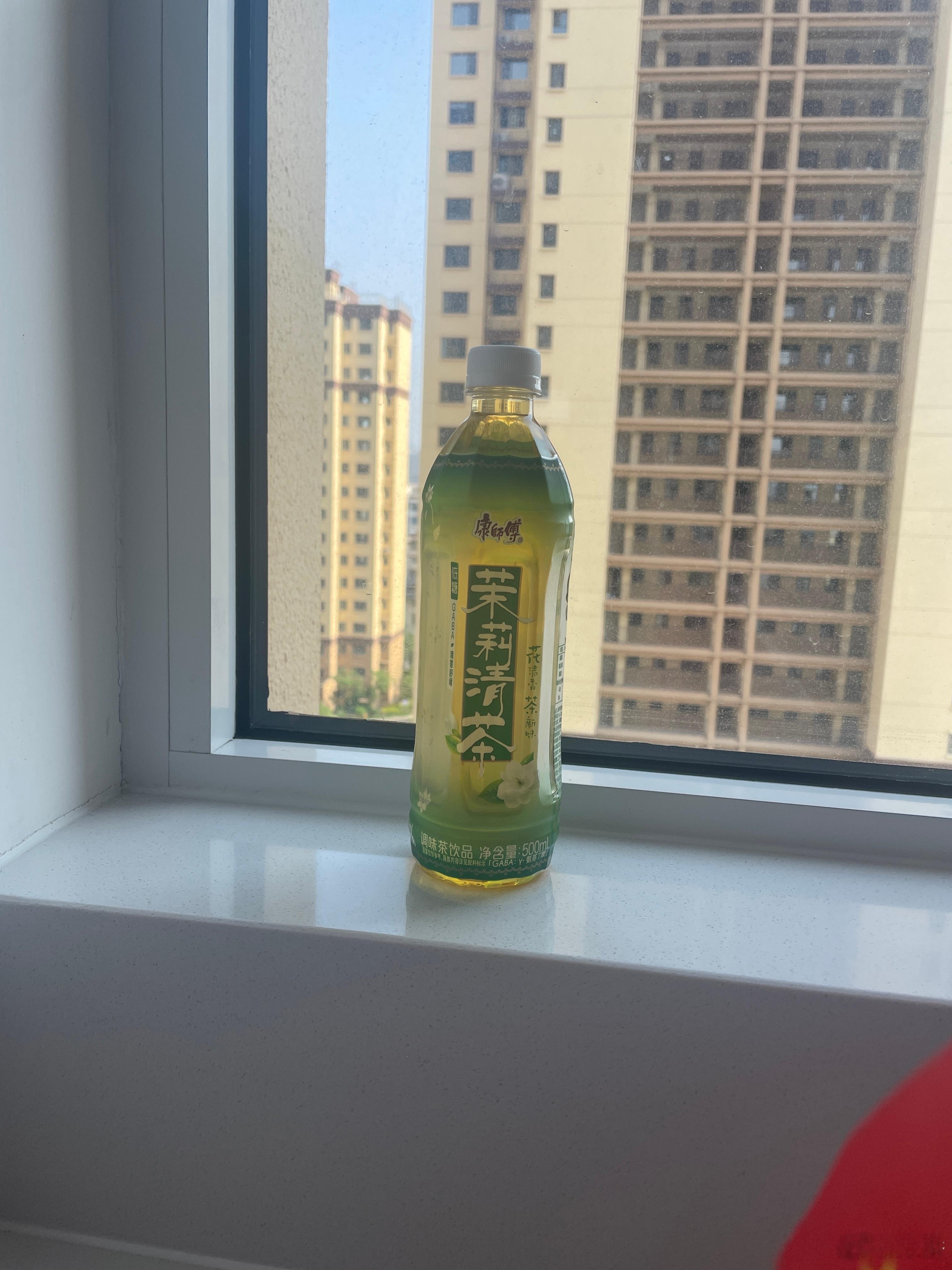 茉莉开清香来宅家追剧的惬意时光，少不了康师傅茉莉清茶加持。浓郁淡雅的茉莉香气持久