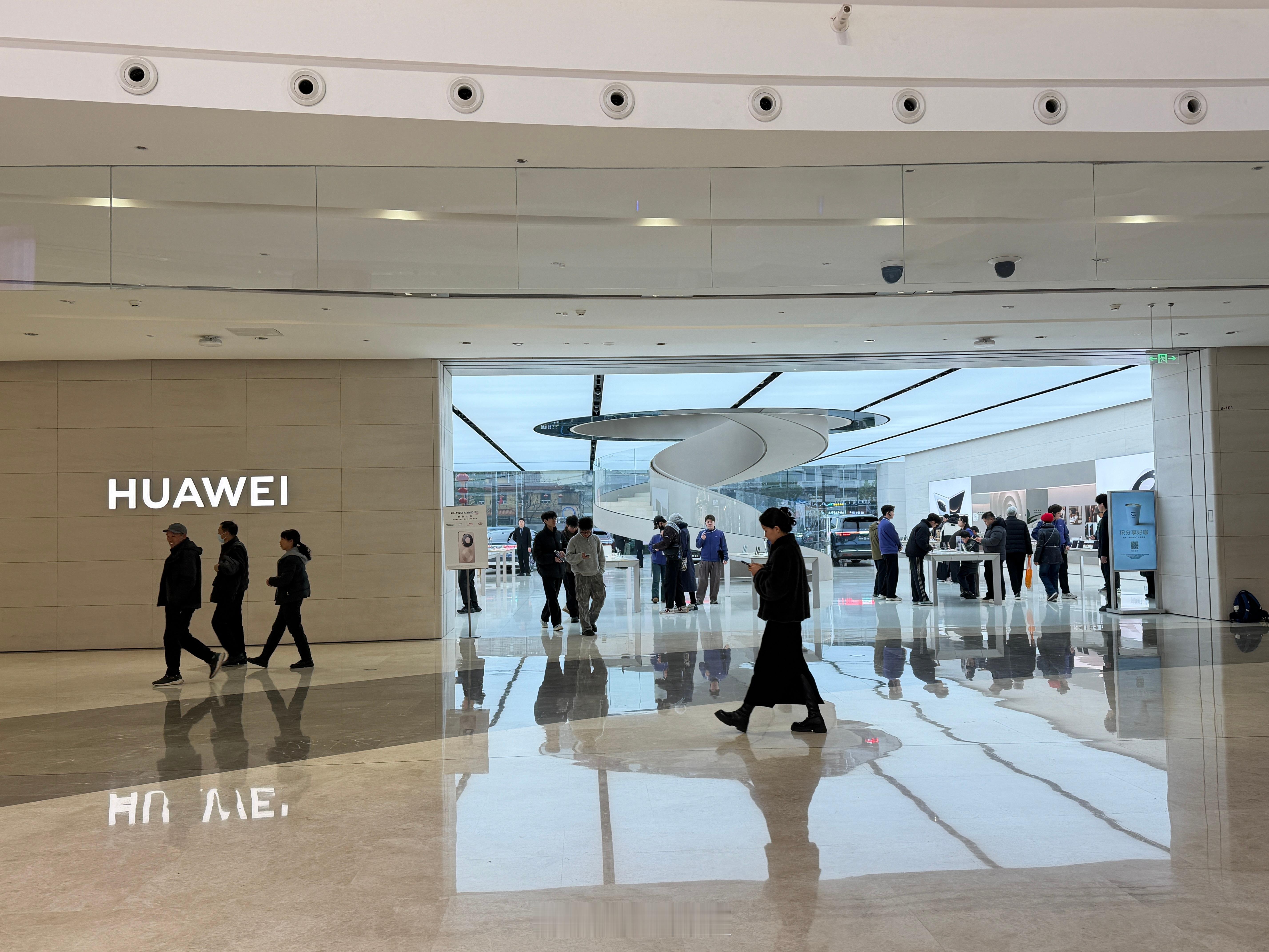 工作日华为梦时代店人还是挺多的