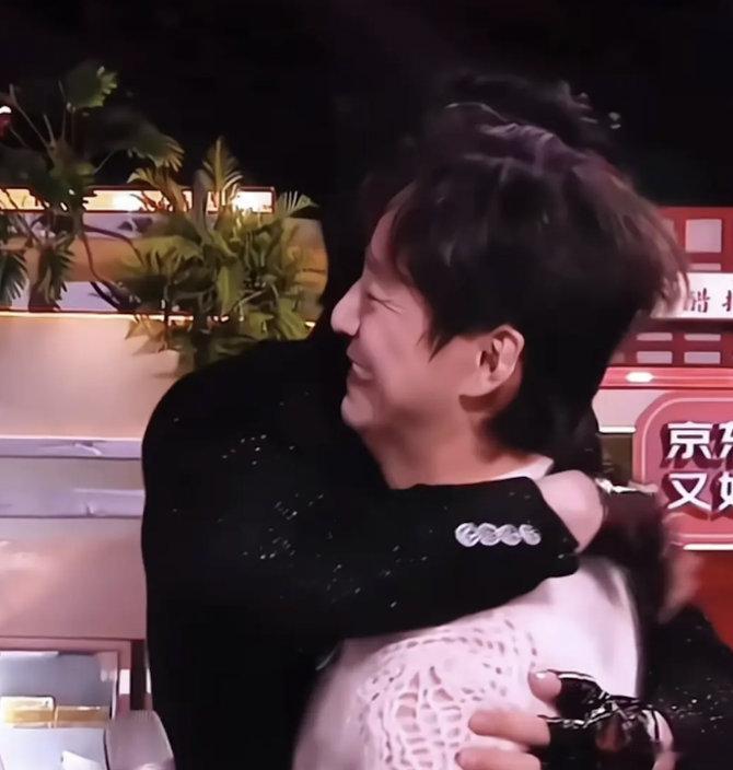 何老师肯定知道他最近受委屈了 