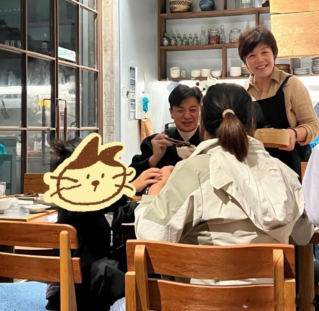 周一围在杭州带两个孩子到餐馆吃粉，他看起来好开心，笑出了表情包，完全不在意明星形