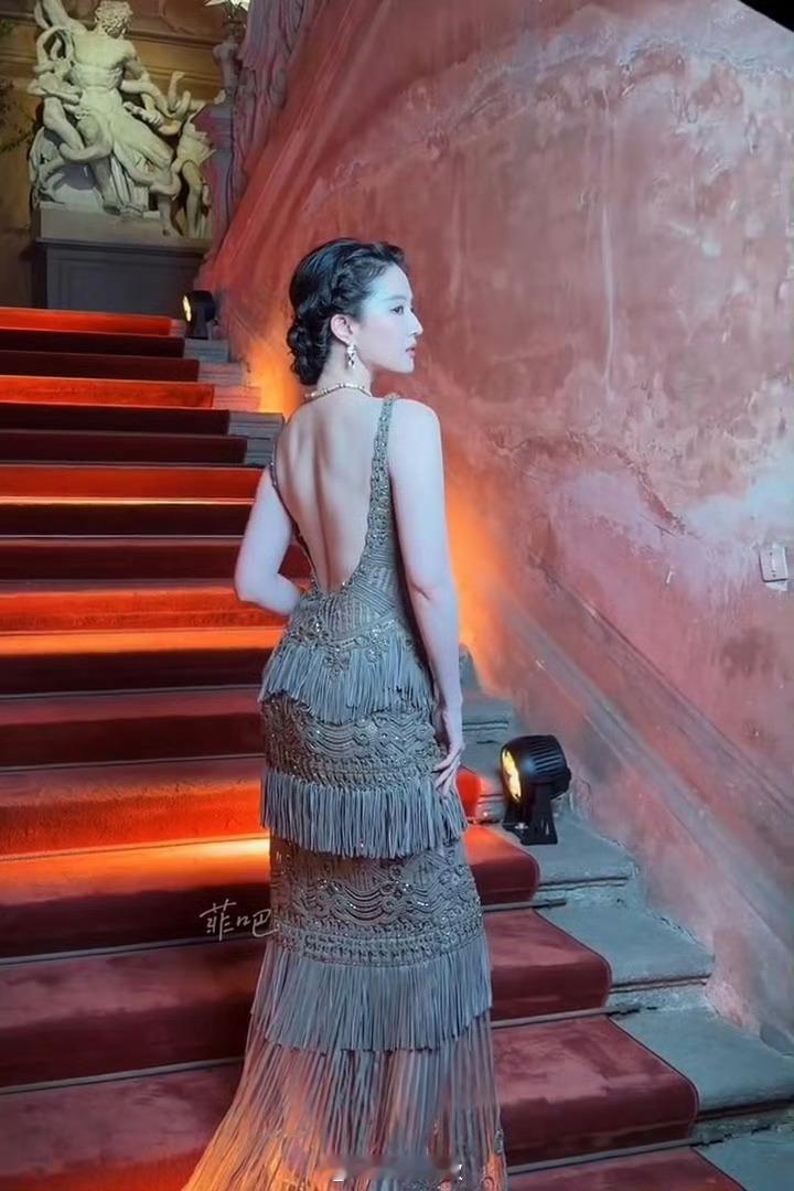 刘亦菲腰臀比绝了以前是谁说她“虎背熊腰”的？这腰臀比分明是教科书级别的健康美！ 