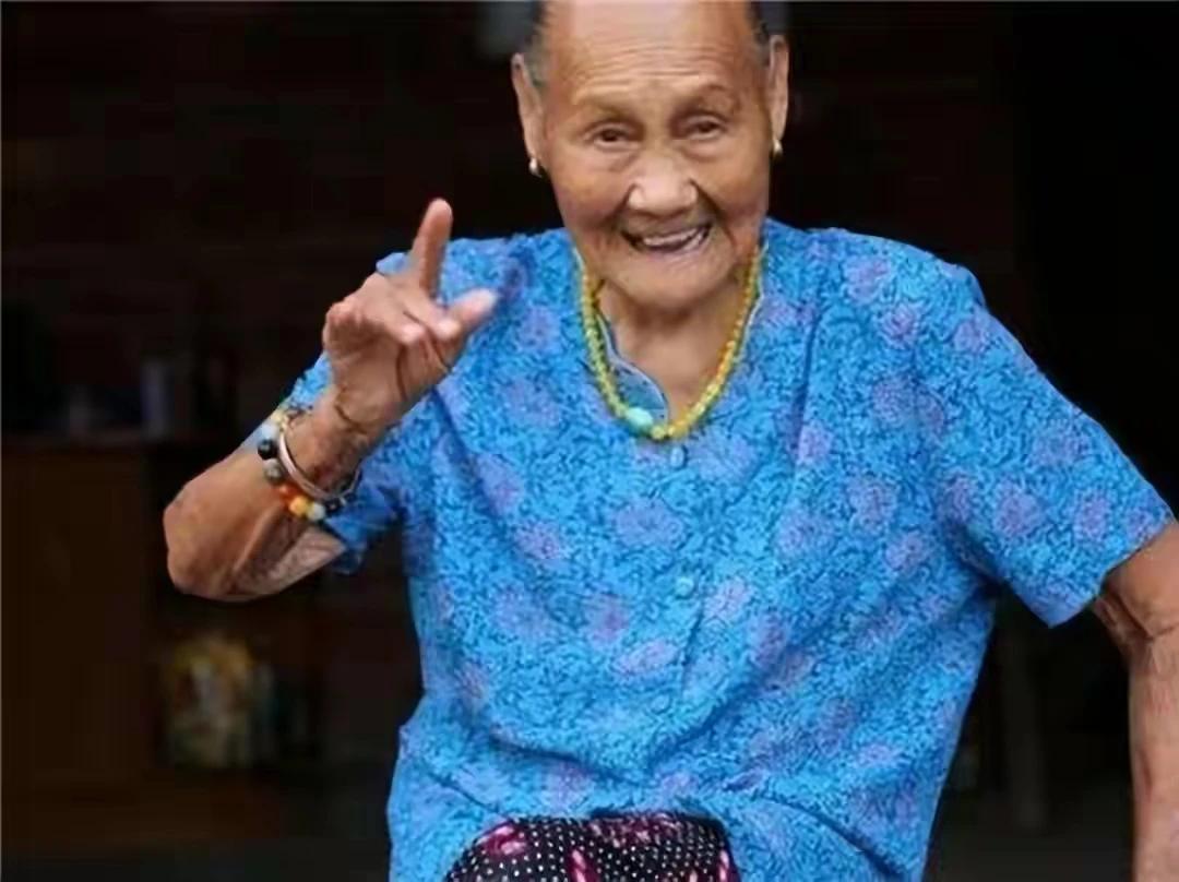 1941年，一女战士被7个日军围住，兽性大发的他们竟然要玷污女战士，就在其中一个
