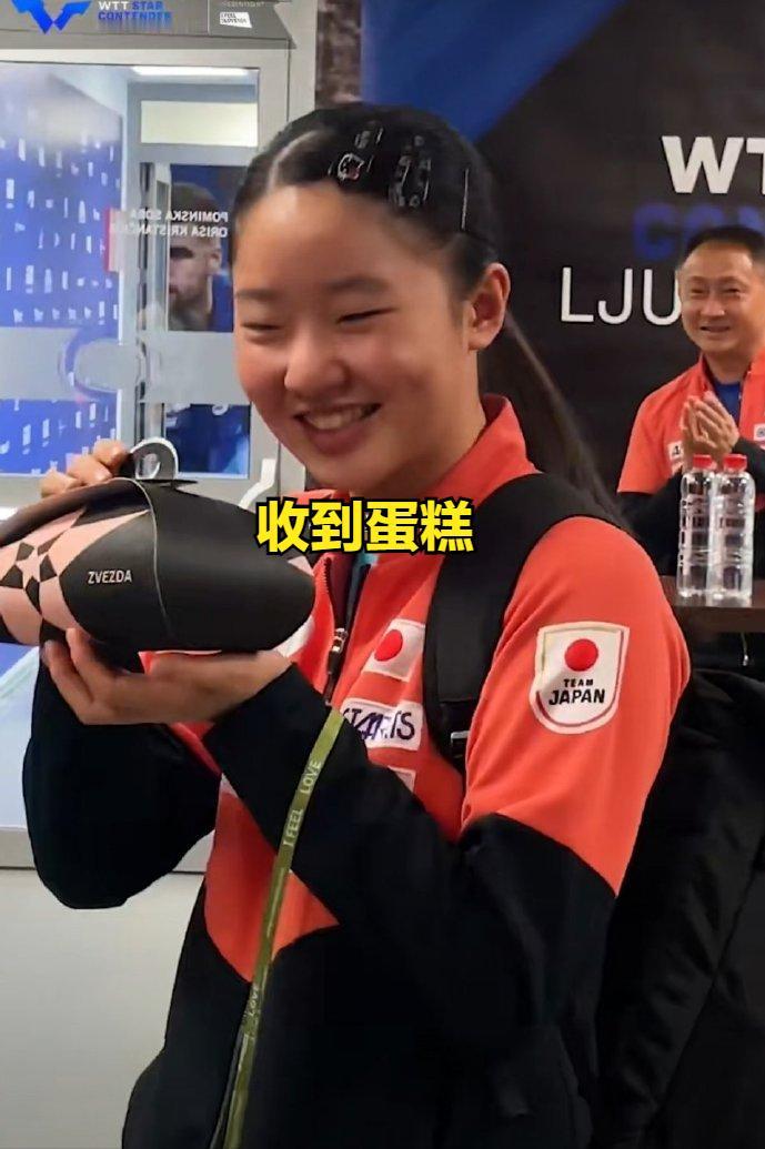 张本美和过生日竟然还收到了主办方专门送的小蛋糕！
尽管蛋糕不大，但是张本美和笑得
