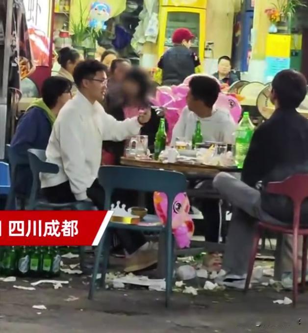 未成年保护法保护了谁？四川成都，一伙人凌晨3点在街边喝酒吃夜宵，突然一名小女孩，