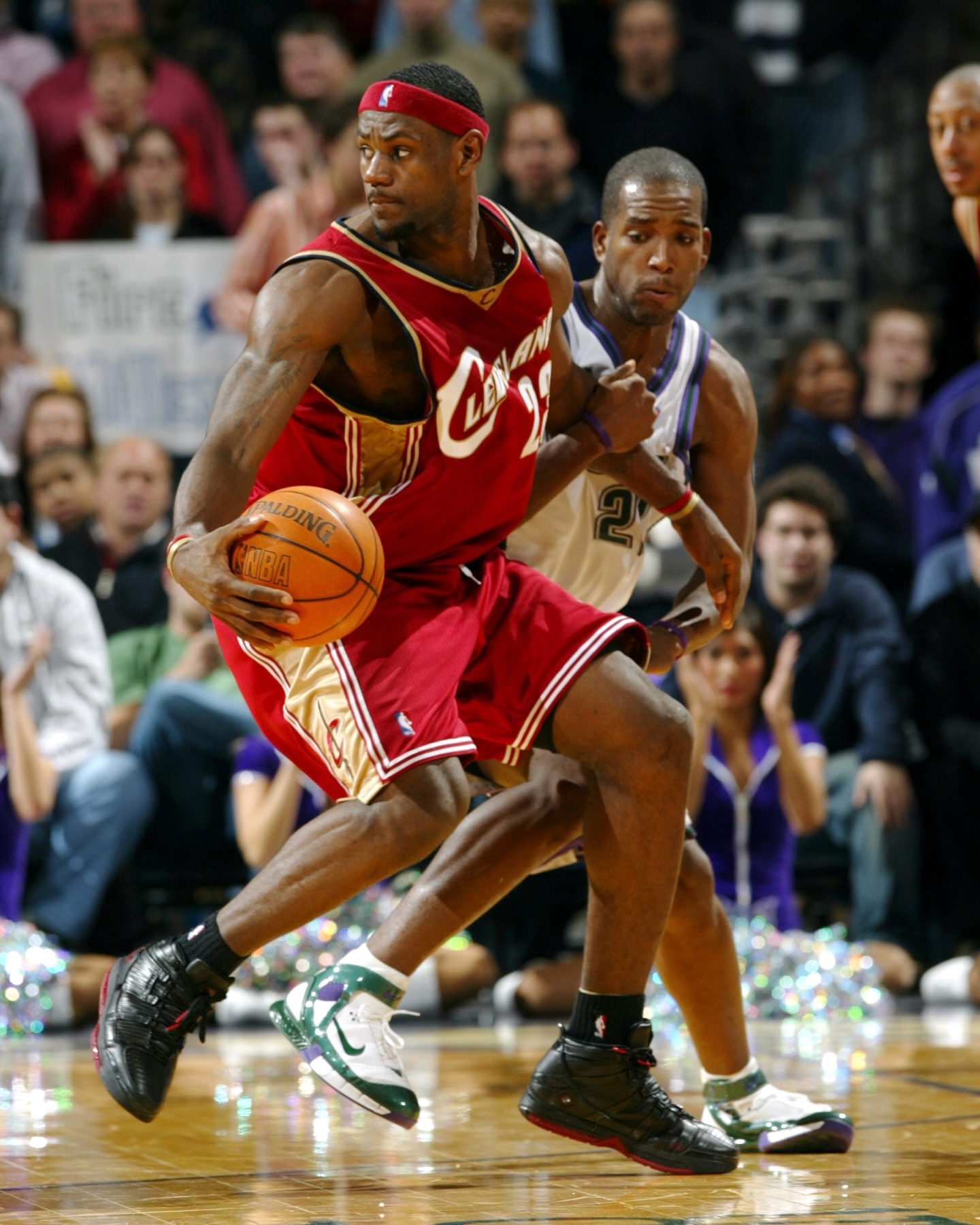 20年前，詹姆斯穿着这双詹姆斯3代，砍下52分。 