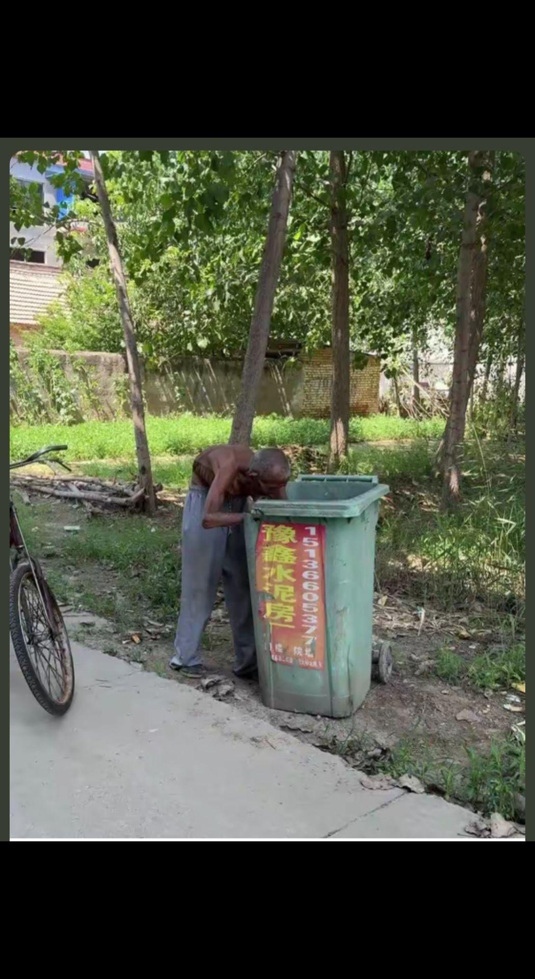 九十多岁的老人，为了生活。捡荒太难了。这样的老人…