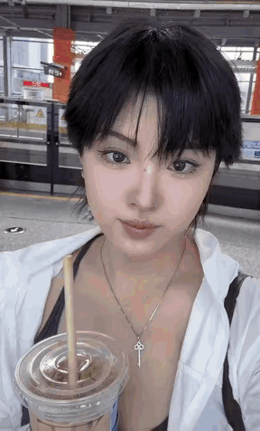 图一：小姐姐但凡知道那句，没有人可以笑着走出理发店，也不至于这样啊。
图二：不得