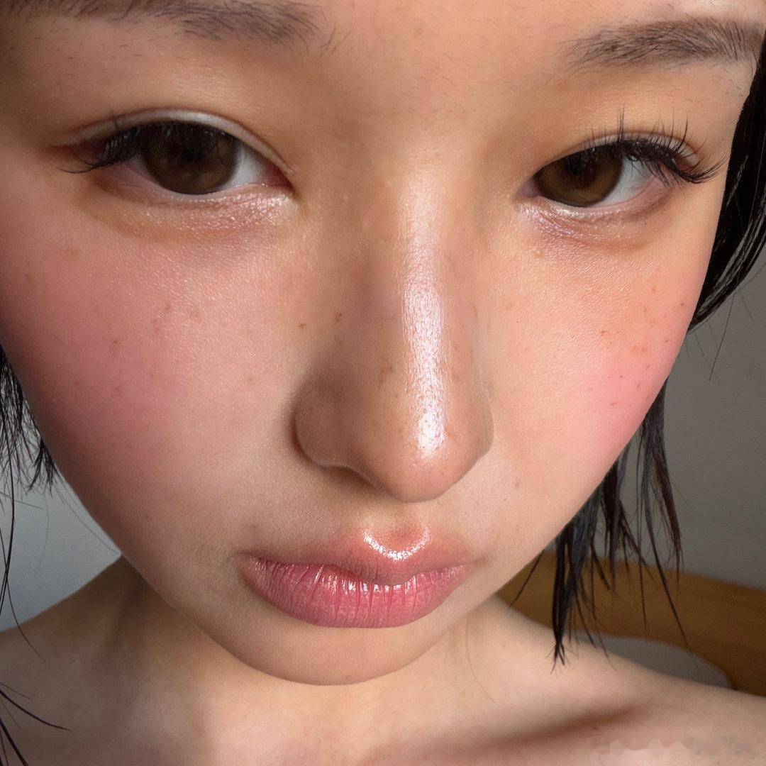 女孩为了在泰国脸上少糊点粉底，研究无粉底妆中……好陌生，一个看见阳光就要死的人化