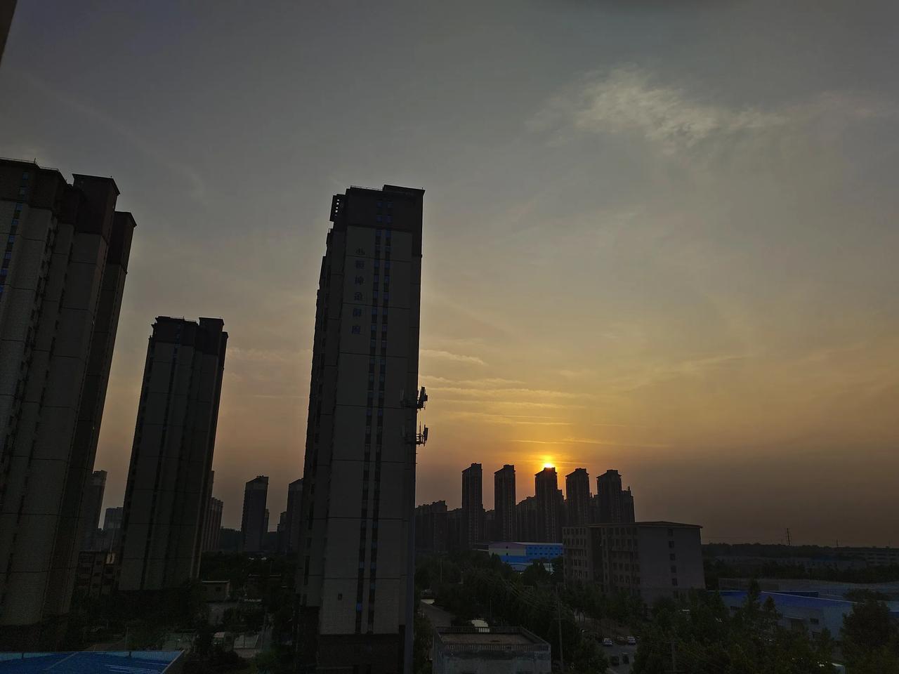 夕阳西下，搬砖人还没回家#随拍日落照# #随手拍落日余晖# #分享一张日落照#