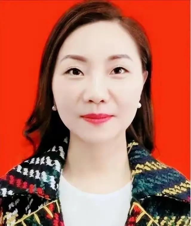 湖北石门女干部李某
两年内，与人开房400多次
算了算，一年内，她有多半年都在开